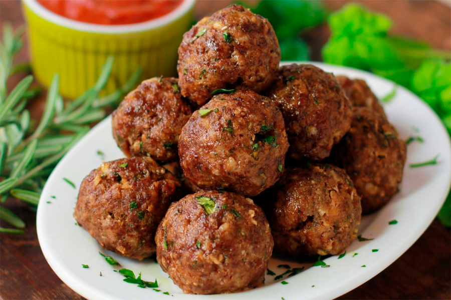 ALMÔNDEGAS DE ARROZ E FEIJÃO