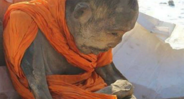 Monge mumificado não está morto ?